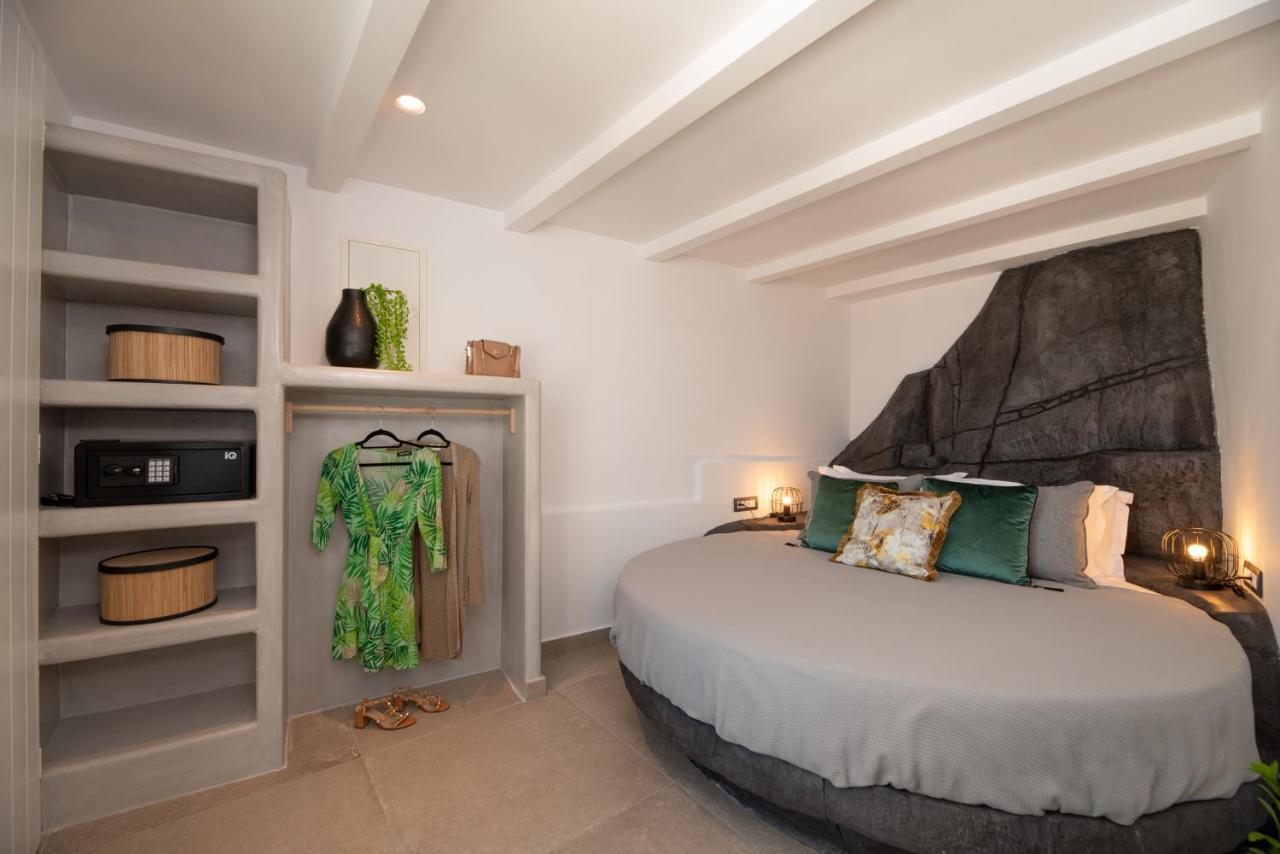 Daydream Luxury Suites Фира Екстериор снимка