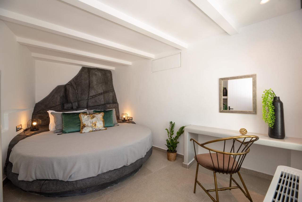 Daydream Luxury Suites Фира Екстериор снимка